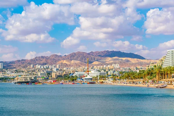 EILAT, ISRAEL, 30 DE DICIEMBRE DE 2018: La gente disfruta de un día soleado —  Fotos de Stock