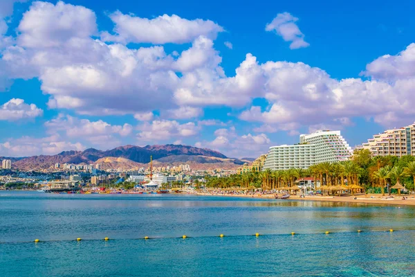 EILAT, ISRAEL, 30 DE DICIEMBRE DE 2018: La gente disfruta de un día soleado —  Fotos de Stock