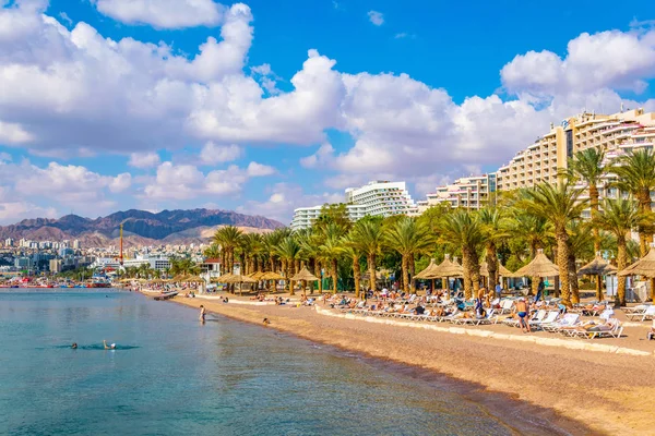 Eilat, İsrail, 30 Aralık 2018: İnsanlar bir güneşli da tadını çıkarıyor