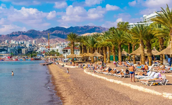 EILAT, ISRAEL, DEZEMBRO 30, 2018: As pessoas estão desfrutando de um sol da — Fotografia de Stock