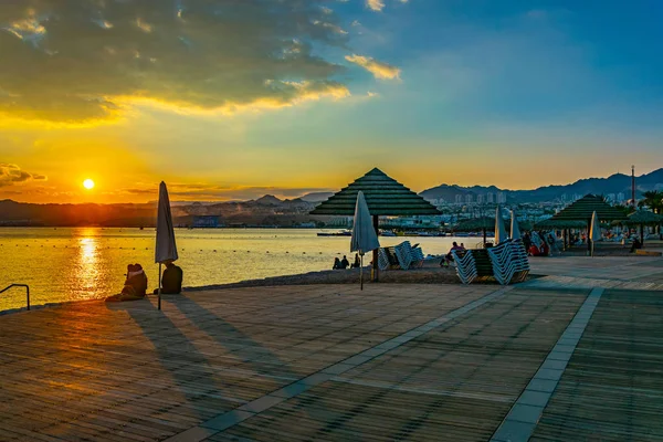 EILAT, ISRAEL, 30 DE DICIEMBRE DE 2018: Vista del atardecer de una playa en Eilat — Foto de Stock