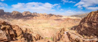 Havadan görünümü Al Habis dağ, Qasr al Bint, Sütunlu Cadde, büyük Tapınağı ve tapınak kanatlı aslan: Petra, Jordan