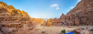 İnsanlar: Petra, Jordan antik tiyatronun doğru yürüyor