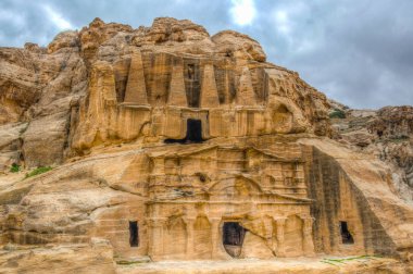 Dikili taş mezar ve Bab olarak Siq Triclinium: Petra, Jordan