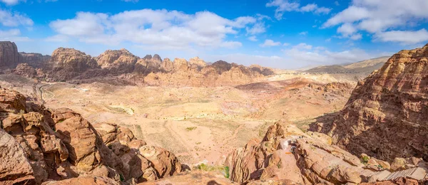 Vista aérea de la montaña Al Habis, Qasr al Bint, calle Colonnaded, gran templo y templo de leones alados en Petra, Jordania —  Fotos de Stock