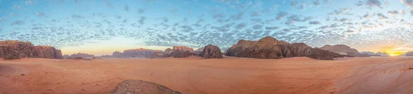 Nascer do sol sobre o deserto de Wadi Rum na Jordânia — Fotografia de Stock