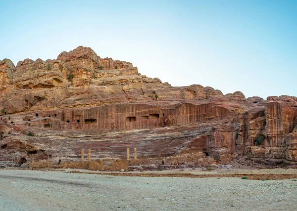 Vista do nascer do sol do teatro antigo em Petra, Jordânia — Fotografia de Stock