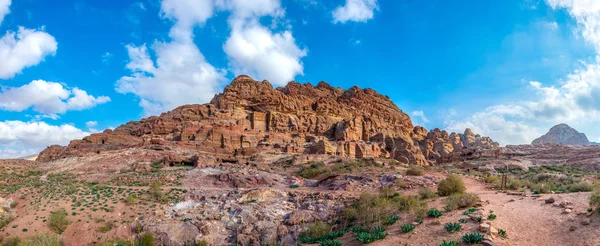 Tumbas de urna, seda, corintio y palacio en petra, Jordania —  Fotos de Stock