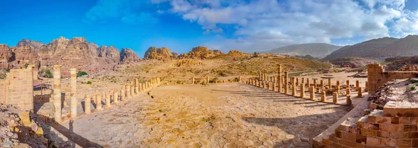 Ruinas del gran templo de Petra, Jordania — Foto de Stock