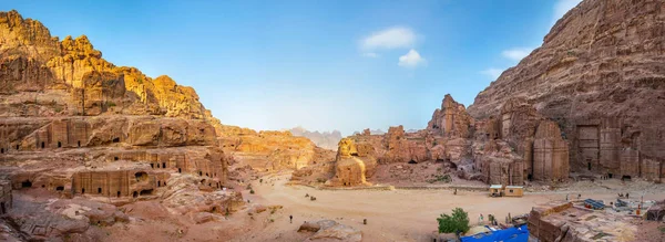 As pessoas estão caminhando em direção ao teatro antigo em Petra, Jordânia — Fotografia de Stock