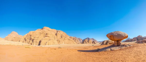Wadi Rum çöl Ürdün'de mantar kaya — Stok fotoğraf