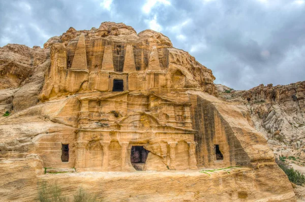 Obelisco túmulo e Bab As Siq Triclinium em Petra, Jordânia — Fotografia de Stock