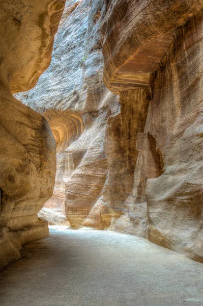 Siq canyon führt zu den antiken ruinen von petra, jordan — Stockfoto