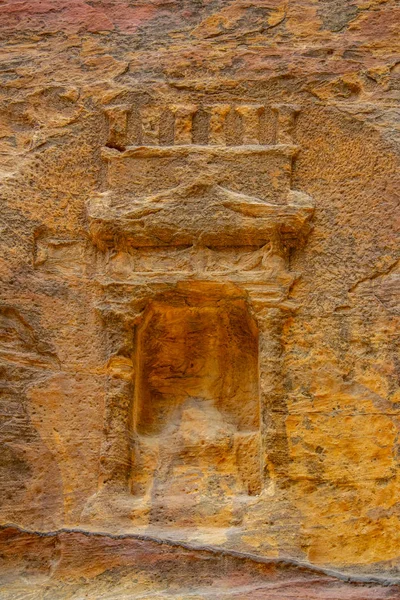 Escultura em pedra na parede do cânion siq em Petra, Jordânia — Fotografia de Stock