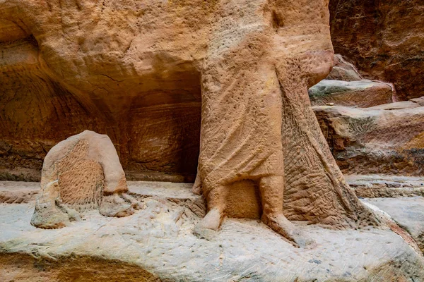 壊れた彫像の古代遺跡につながる Siq グランドキャニオンで — ストック写真