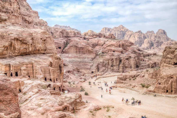 Mensen lopen naar het oude theater in Petra, Jordan — Stockfoto