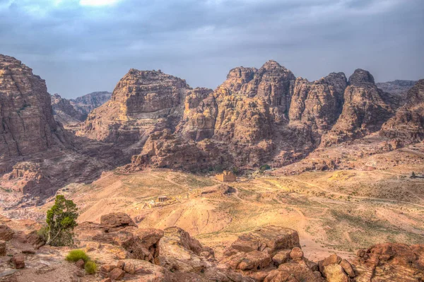 Гора Аль-Хабис позади Каср аль-Бинт в Петре, Иордания — стоковое фото