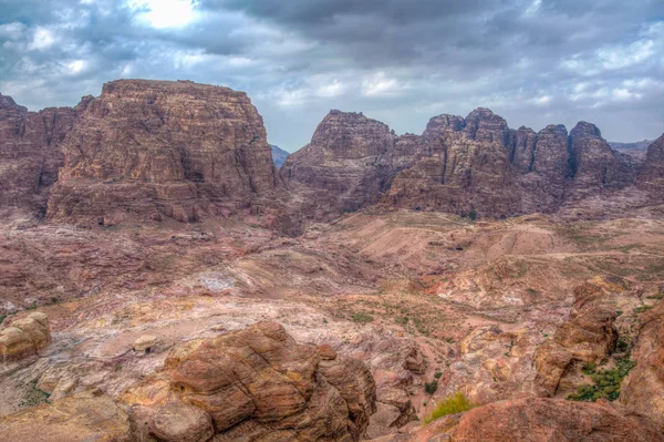 Montaña Al Habis detrás de Qasr al Bint en Petra, Jordania —  Fotos de Stock