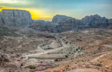 Ürdün'de Petra Vadisi'nin gün batımı görünümü
