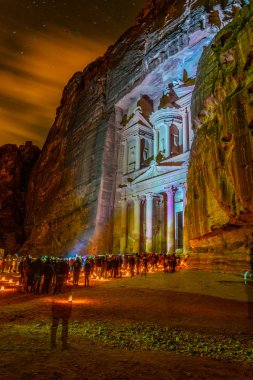 Al Khazneh mezarı da c Petra gece tur featuring tarafından aydınlatılmış
