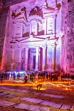 Al Khazneh mezarı da c Petra gece tur featuring tarafından aydınlatılmış