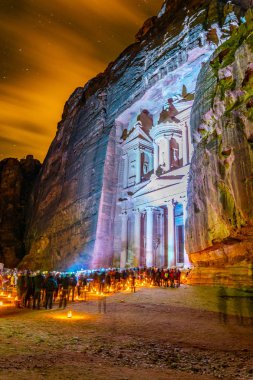 Al Khazneh mezarı da c Petra gece tur featuring tarafından aydınlatılmış