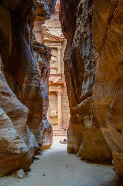 Al Khazneh mezar görünümü Petra, Jordan, dar siq kanyonda