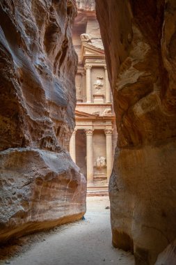 Al Khazneh mezar görünümü Petra, Jordan, dar siq kanyonda