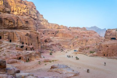 İnsanlar: Petra, Jordan antik tiyatronun doğru yürüyor