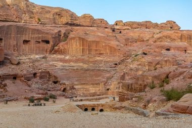 Sunrise görünümü antik tiyatro: Petra, Jordan