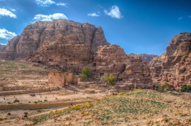 Qasr al Bint: Petra, Jordan arkasında al Habis dağ