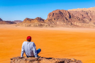 Yalnız bir adam Ürdün Wadi Rum çölden bir hillt gözlem