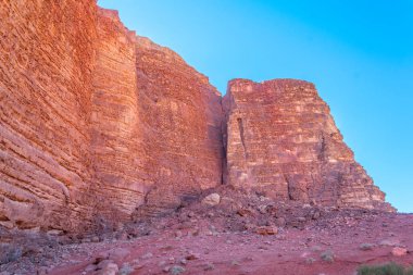 Wadi Rum çöl Ürdün'de Khazali siq