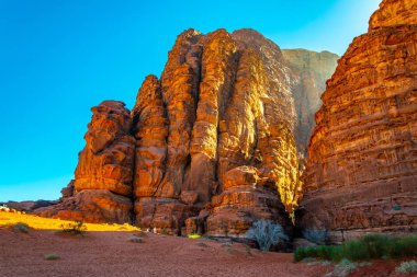 Wadi Rum çöl Ürdün'de Khazali siq