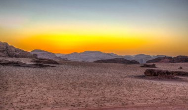 Wadi Rum çöl Ürdün üzerinden günbatımı