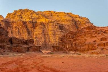 Wadi Rum çöl Ürdün üzerinden günbatımı