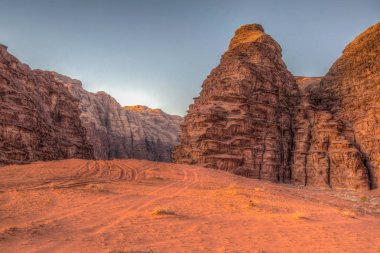 Wadi Rum çöl Ürdün üzerinden günbatımı
