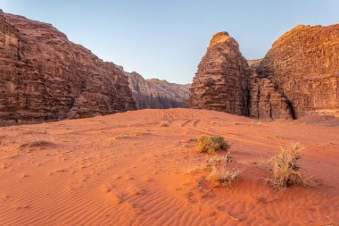 Wadi Rum çöl Ürdün üzerinden günbatımı