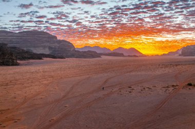 Wadi Rum çöl Ürdün üzerinden gündoğumu