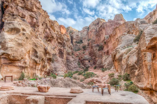 Formação de rochas em frente ao Garden Hall em Petra, Jordânia — Fotografia de Stock