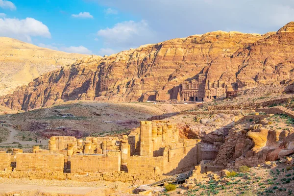 Ruinerna av stor templet i Petra, Jordanien — Stockfoto