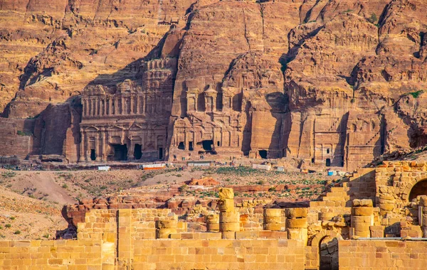 Tombe di seta, corinzi e palazzo a petra, Giordania — Foto Stock