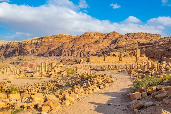 Der große Tempel und Seiden-, Korinthen- und Palastgräber in Petra, — Stockfoto