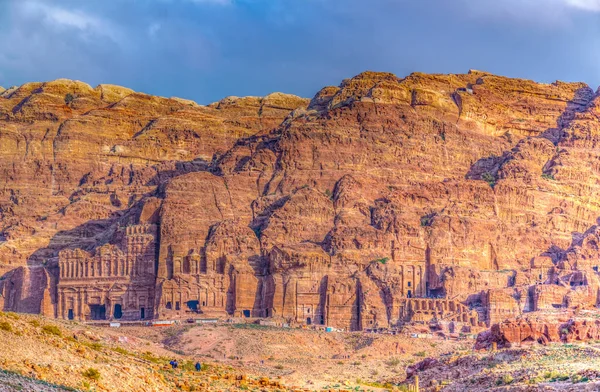 Tumbas de urna, seda, corintio y palacio en petra, Jordania — Foto de Stock