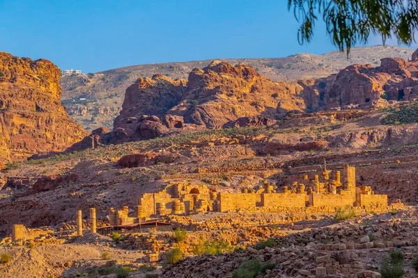 Ruinerna av stor templet i Petra, Jordanien — Stockfoto