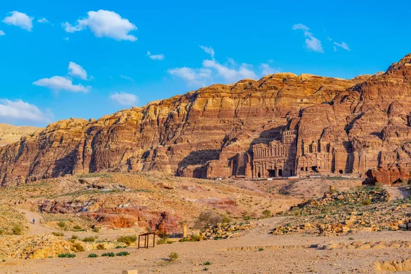 Tumbas de urna, seda, corintio y palacio en petra, Jordania — Foto de Stock