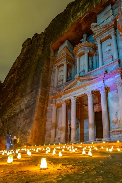 Visite nocturne de Petra avec la tombe illuminée d'Al Khazneh également c — Photo