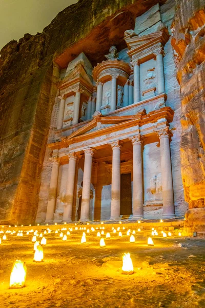 Petra por la noche tour con la tumba iluminada Al Khazneh también c — Foto de Stock