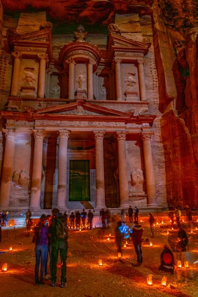 Petra bei Nacht Tour mit beleuchtetem al khazneh Grab auch c — Stockfoto