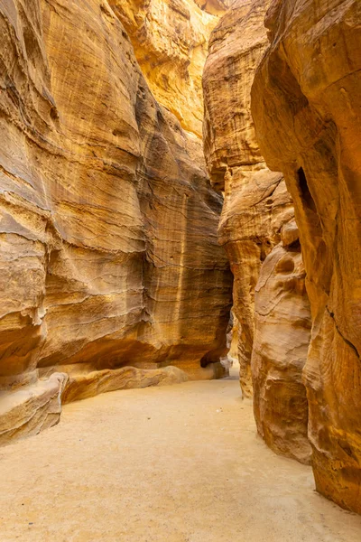 Siq canyon que conduz às ruínas antigas de Petra, Jordânia — Fotografia de Stock